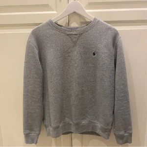 Ralph lauren sweater - Tjena. Säljer denna feta Ralp lauren sweatern till ett bra pris. Den har inte varit använd så många gånger därför skulle jag säga att den är nästan sprillans ny! Nypris 1199 mitt pris 549, men priset är såklart inte hugget i sten! 🪨 