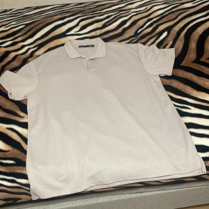 Beige t-shirt  - Beige T-shirt jätte fin och bra skick 10/10 skick pris kan diskuteras passar XL och även Xxl för den är stor i storleken om du ej är så lång