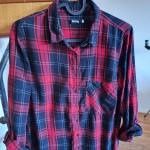 Skjorta Sinsay  - Rutig skjorta från Sinsay  Röd-svart-mörkblå Storlek M Mycket bra skick