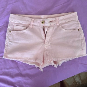 Low Waist rosa jeansshorts  - säljer dessa as snygga rosa jeansshorts som är lowwaist, aldrig använda!! Säljer pga att de är lite för stora. Kontakta helst innan köp! 💗