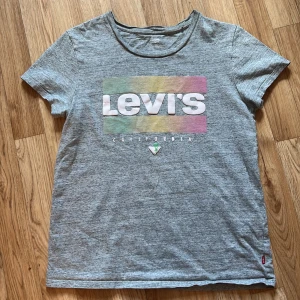 Levi’s tröja  - Bra skick, inte andvänd jättemycket, skönt material, säljer pågrund av att den är för liten🩷