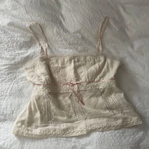 Zara topp - Söt slutsåld Zara topp🤩 Endast annvänd en gång och i nyskick🫶