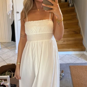 Vit drömklänning - Vit klänning från Zara. Använd en gång!