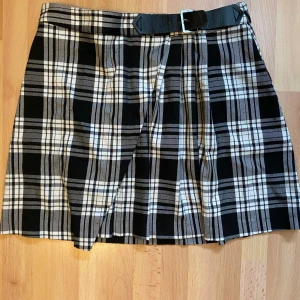 Rutig minikjol  - Rutig wrap 90 tals aktig minikjol från Gina tricot med plissering på ena sidan. 