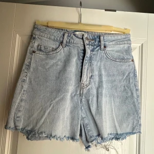 Shorts från hm - Fina shorts från hm, i lite längre model. Storlek 36.  Skriv med frågor 💘