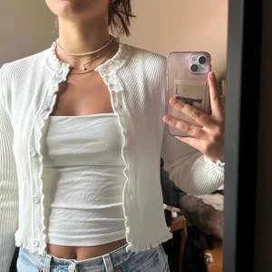 Fin vit kofta - Fin vit kofta med detaljer vid sömmarna, perfekt till sommaren. Storlek S  Skriv om ni har några funderingar 💘