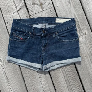 Diesel Low Waist JeansShorts - Mycket bra skick🥰Kolla gärna in våra andra varor också🤩  Midjemått: 72 (stretchigt material)  Ytterbenmått: 25