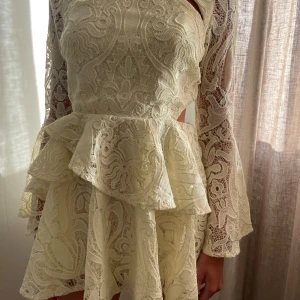  KORT SPETSKLÄNNING MED UTSVÄNGD ÄRM - Petite (passar för personer under 170 cm annars blir den ganska kort), personen på bilden är 173 cm, använd 1 gång, tyvärr bortklippt storlekslapp nypris 980