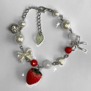 ’Red Strawberry’ Armband 🍓 - Längd: 18 - 23 cm. Längd kan justeras. 🍓🍓🍓🍓🍓🍓🍓