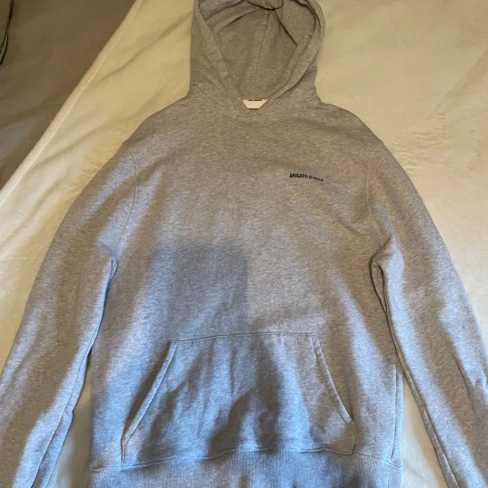 Säljer min arigato hoodie då den är för stor. Köpt för 2100, ganska bra skick förutom en sömm har gått upp vid kragen men inget som syns eller så. Det är herrmodell men den passar både tjej och kill.  Pris kan diskuteras!. Hoodies.