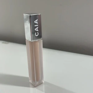 Caia concealer  - Säljer min nya caia concealer eftersom färgen inte passade mig. Endast testad en gång. Färg 1w