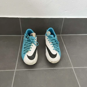 Nike fotbollskor -  Säljer dessa fotbollskor i nyskick. Ganska så sällsynta särskilt i detta skick. Riktigt bra skor. Vid minsta lilla fundering hör av dig!