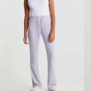Ett par lila velour pants - Ett par mjukis byxor som inte säljs längre köpte här på Plick men dom passade inte bra skick😊