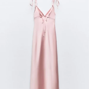 Zara klänning  - Lägger ut denna klänningen igen då förra köparen ångra sig, den är använd en gång och är super fin🌸 köpt för 499kr säljer för 270🥰