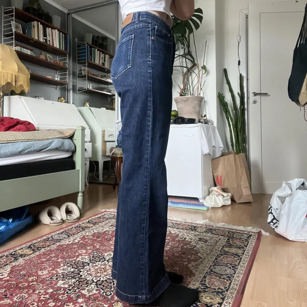 Mörkblå jeans från Carin Wester i fint skick! Stretch i materialet, supersköna!. Jeans & Byxor.