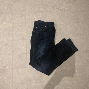 G’star raw jeans  - Tjena, säljer nu dessa schyssta G’star raw jeans i storlek 28/30. Det är en slimmodell och modellen är 170 lång! Pris: 150! Hör av er vid frågor eller funderingar! 