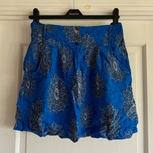 Blå mönstrad kjol  - Blå mönstrad kjol 