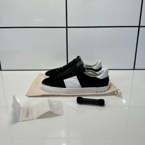 Valentino Flycrew - Säljer nu dessa eftertraktade Valentino Flycrew i svart. Dustbag, skosnören samt kvitto medföljer vid köp. Storlek 42, alla nitar kvar. Hör av er vid frågor!