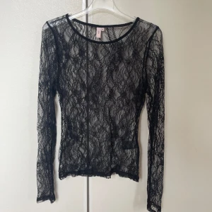Spets topp - Helt ny, oanvänd svart spets topp från Nelly! Storlek M💗 