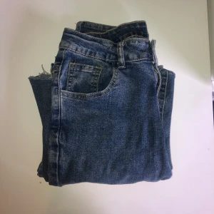 Jeans - super snygga lågmidjade,utsvängda jeans som jag köpte på sellpy.🩷🩷Storlek S/36. Säljer då jag har tröttnat på dom. Blågrå färg