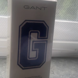 Gant parfym (oöppnad!) - Gant 50ml EdT. Ny & oöppnad.  Otroligt fräsch & maskulin herrdoft som lyckas med att dofta riktigt fräscht men samtidigt riktigt manligt.   Nypris cirka 700-750