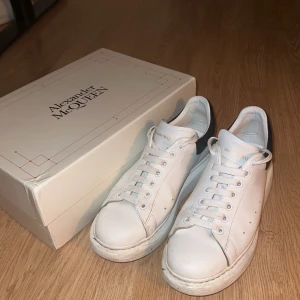 Alexander mcqueen skor - - Mycket går nog att få bort med tvätt men absolut inte allt.  - 6/10 skick  - låda och tillbehör medföljer  - sulor ej använda samt nya snören isatta som kom med boxen.   Sitter som 44/44,5 - Heller inte helt säker på authentication därav priset