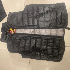 Parajumper väst - Parajumper väst i storlek m  Helt okej skick (använt flera gånger) Pris kan diskuteras Äkta går att legitchecka med tag