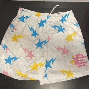 Eric Emanuel x Bape Shorts - 🔥🔥Säljer helt nya och aldrig använda EE shorts för ett dunder pris!💸 Säljer pågrund av att jag inte gillar shorts och knappt använder det🩳🔥 Perfekta för dig som gillar att ha shorts i sommaren🔥✅ Storlek: Medium Skick: Helt nya Pris kan diskuteras💸✅
