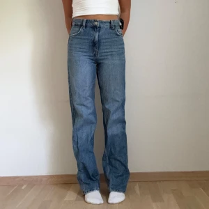Blåa jeans, bershka  - Super fina high waisted jeans från bershka som säljs då de tyvärr inte kommer till användning! 