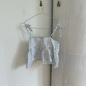 Randigt linne - Randigt linne med volang 🩵 står strl S men den är ganska liten i storleken