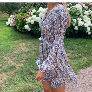 Klänning - Säljer denna sommarklänning från zara då den tyvärr va för stor för mig, den är så fin nu till sommaren, bara att skriva om ni vill ha fler bilder