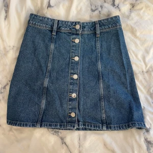 Jeanskjol - En jättefin jeanskjol från H&M med knappar som går att öppna. Knappt använd då färgen inte är min smak:)