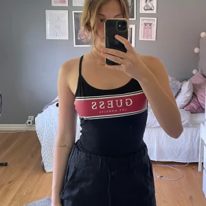 Topp - Body från Guess. Jätteskön och superbra skick i storlek S. Köpare står för frakt!✨🧚🏻