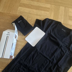Boss T-Shirt - 2 st Hugo boss t shirts i storlek S. 2st för 200, 1 för 150. Helt äkta och helt oanvända, glömde att lämna tillbaka och har redan tillräckligt med T-Shirts.