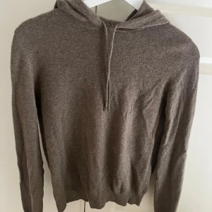 Soft goat hoodie - Felfri snygg Cashmere hoodie från soft goat. Storlek xs men sitter mer som en S. Hör av er vid frågor😊