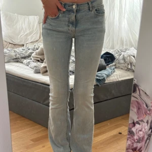 jeans  -  jeans från gina tricot, sprättade längst ner för att de ska bli längre, jag är 174cm🥰