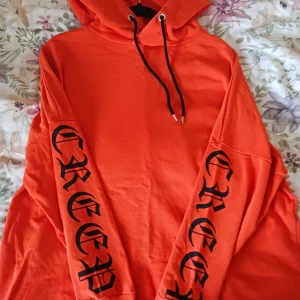 Orange hoodie  - Orange oversized hoodie med tryck på ärmarna.   Köparen står för frakt 💕