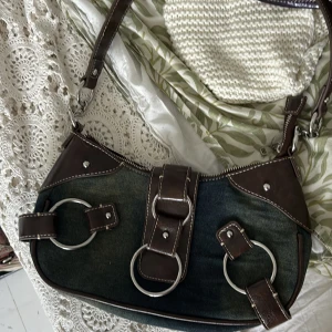 Söt väska från bershka - Bershka väska, jeans material med silver detaljer 