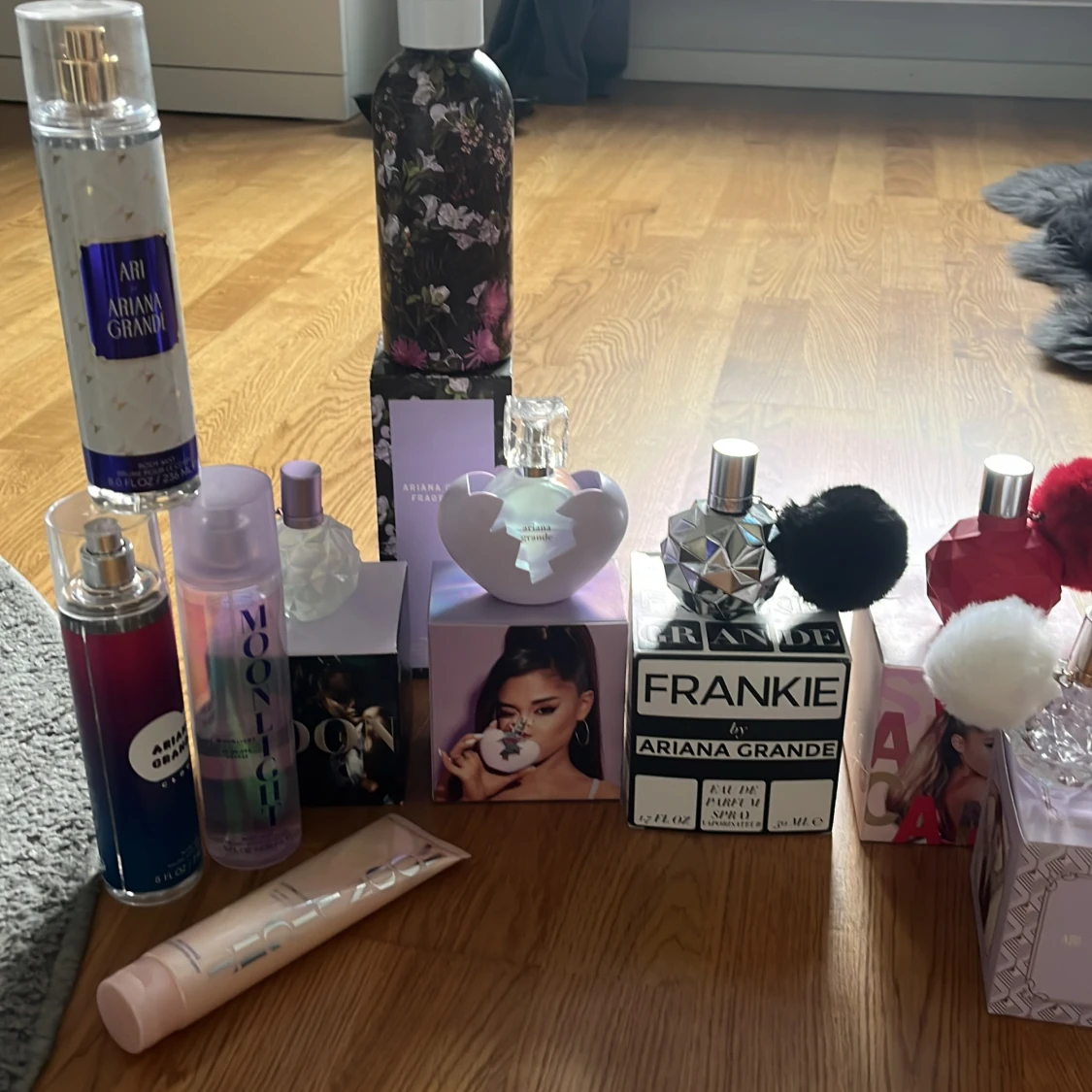 ariana grande merch - 90