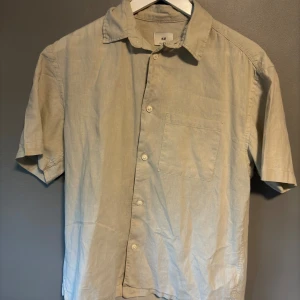 H&M skjorta - Säljer min H&M skjorta eftersom att den inte har kommit till så mycket användning så den är i rätt så bra skick.