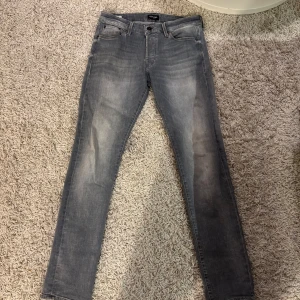 Jack & Jones jeans - Säljer mina jeans för att de ha blivit för små för mig. Är i ett rätt så bra skick. Storlek ser nu på sista bilden