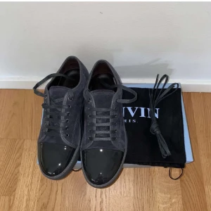 Lanvins i färgen elafant grå - skicket är 9/10 Uk6 men sitter som 41-42 dustbag och box medföljer, hör av er vid minsta lilla fundering. Tar även emot byten!