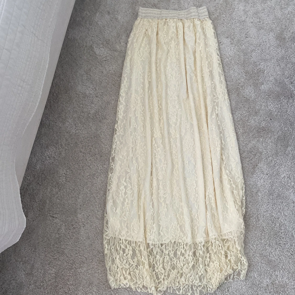 En lång blommig snygg kjol