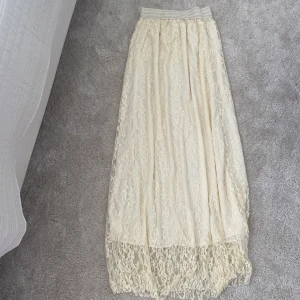 En lång blommig snygg kjol - En fin kjol som är blommig