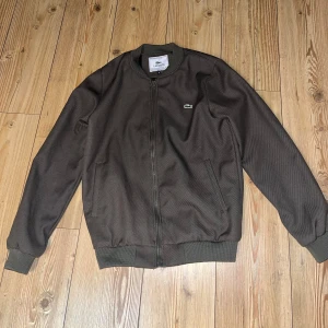 Lacoste jacka,byter gärna  - Bra kvalite oanvänd jacka  Storlek: M passar S med Original  Jag säljer den just nu för 500kr men Orginal priset är 1000kr