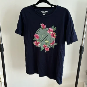 Jack and Jones tshirt - T-shirt från Jack and Jones i stl L Knappt använd