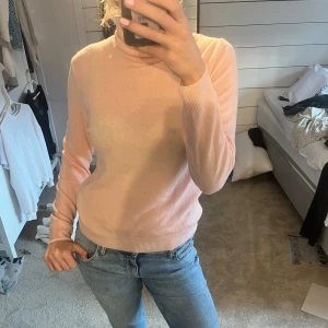 Polotröja - Stickad polotröja från united colors of benetton köpt på sellpy. Den var i nyskick när jag köpte och då jag aldrig använt den är det fortfarande superfint❤️