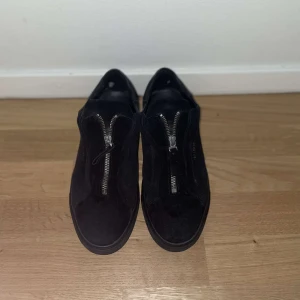 Axel arigato - Tjena säljer nu mina axel arigato då jag inte använder de längre skicket är 8/10. Hör av er vid minsta lilla fundering. 