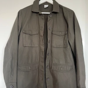 Militärjacka - Jättesnygg ”militärjacka” passar perfekt till hösten då den är lite tunnare eller som en overshirt dem kallare månaderna. Jackan är aningen mer grön i verkligheten och oanvänd. 🌿🖤