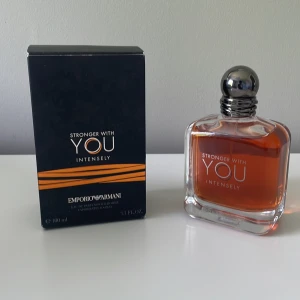 Stronger with you intensely - SWYI. Detta är en fin söt doft med noter av vanilj, kanel, toffee och råsa peppar. Därför perfekt passat till det kallare vädret. Bara använd cirka 3ml